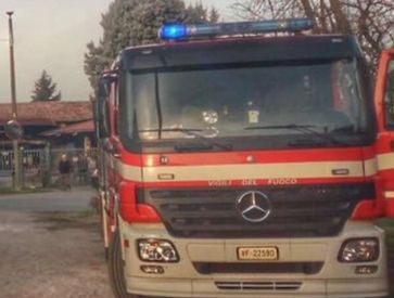 Corbetta: incendio al campo rom di Soriano, in fiamme una roulotte