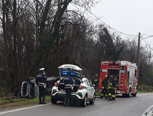 Corbetta: giovane automobilista si ribalta lungo la strada che porta a Battuello
