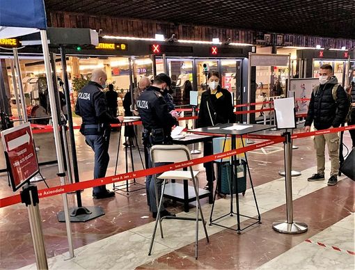 Esodo, autostrade, stazioni e aeroporti blindati