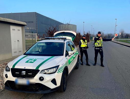 Vellezzo Bellini: non si ferma all'alt, inseguito e denunciato dalla Polizia locale Vellezzo Bellini: non si ferma all'alt, inseguito e denunciato dalla Polizia locale