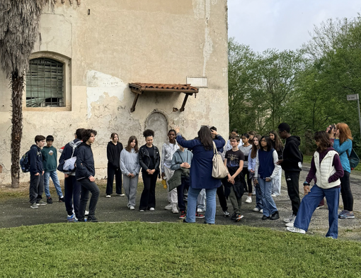 La Sforzesca raccontata ai giovani: 26 studenti della Robecchi a lezione nel borgo La Sforzesca raccontata ai giovani: 26 studenti della Robecchi a lezione nel borgo