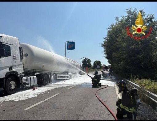 Copiano: cisterna carica di GPL in fiamme, chiusa la statale 235