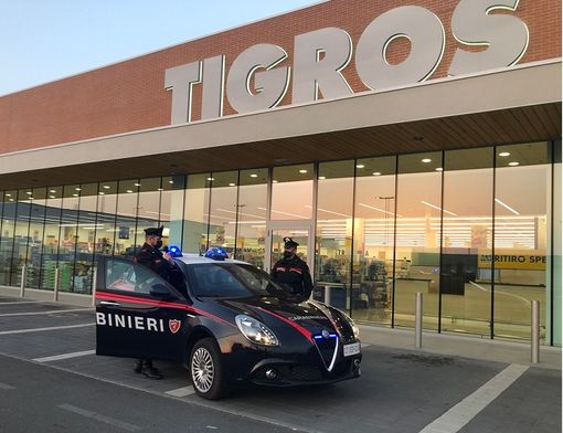 Vigevano: anziano in difficoltà economiche ruba alla Tigros, i Carabinieri gli pagano la spesa