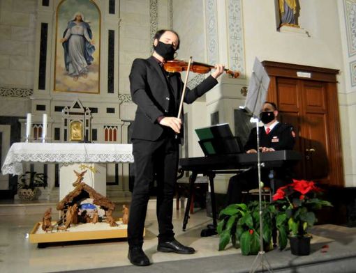San Vittore Olona: in tempi di Covid e di divieti di ingressi ed eventi in RSA i residenti allietati dalla musica di Stradivari San Vittore Olona: in tempi di Covid e di divieti di ingressi ed eventi in RSA i residenti allietati dalla musica di Stradivari