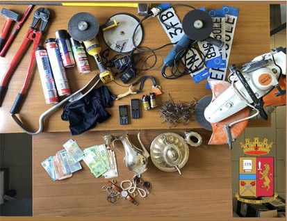 Rivanazzano Terme: rubano in una villetta poi si danno alla fuga speronando l'auto della Polizia Rivanazzano Terme: rubano in una villetta poi si danno alla fuga speronando l'auto della Polizia