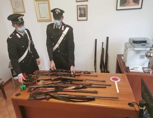 Mede: i carabinieri ritrovano una dozzina di fucili rubati nell'Alessandrino