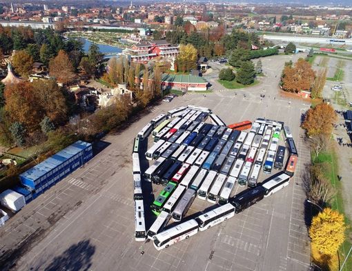 I bus provenienti da tutta la Lombardia si sono dati appuntamento posizionandosi in formazione “a cuore”