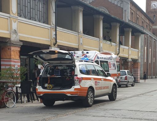 Magenta: tragedia in piazza Liberazione, non ce l’ha fatta la donna colpita da arresto cardiaco