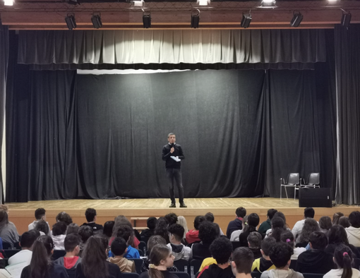 Vigevano: la storia dell'ex bullo diventato educatore incanta gli studenti della Robecchi Vigevano: la storia dell'ex bullo diventato educatore incanta gli studenti della Robecchi