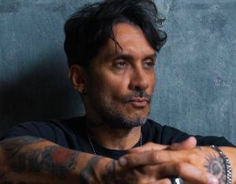 Fabrizio Moro: "Fare dischi? Un martirio. Oggi il sistema musicale vomita troppe canzoni"