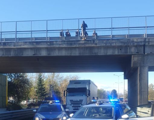 FOTO. Così il poliziotto "eroe" Vincenzo ha salvato l'uomo che oggi voleva togliersi la vita buttandosi dal cavalcavia della superstrada di Malpensa FOTO. Così il poliziotto "eroe" Vincenzo ha salvato l'uomo che oggi voleva togliersi la vita buttandosi dal cavalcavia della superstrada di Malpensa