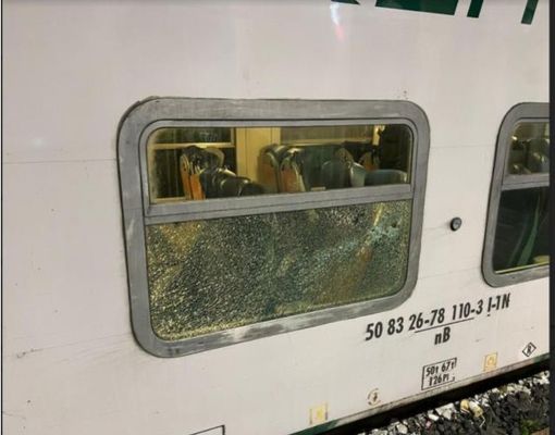 Finestrino danneggiato sulla linea ferroviaria Milano-Mortara, denunciato un 21enne Finestrino danneggiato sulla linea ferroviaria Milano-Mortara, denunciato un 21enne