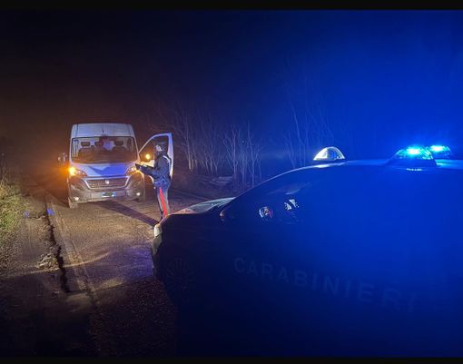 Pavese: inseguimento dei carabinieri nella notte, i ladri fuggono con due veicoli rubati