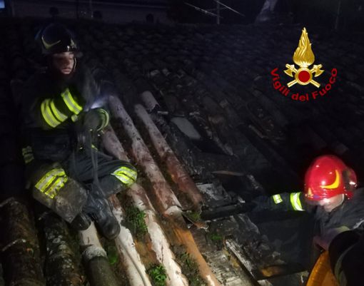 Oltrepò: in fiamme un tetto a Montebello della Battaglia Oltrepò: in fiamme un tetto a Montebello della Battaglia