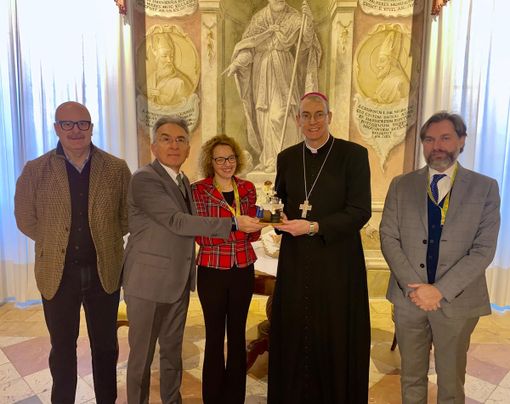 Coldiretti: in dono al vescovo Sanguineti la statuina per il Presepe 2024, simbolo della qualità made in Italy Coldiretti: in dono al vescovo Sanguineti la statuina per il Presepe 2024, simbolo della qualità made in Italy