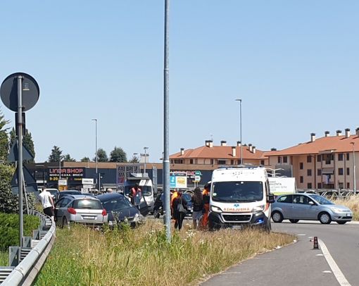 Corbetta: incidente alla rotonda dell’Esselunga, due auto fuori strada