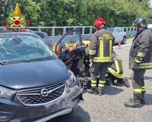 L'auto finita contro i new jersey in cemento sull'Autostrada dei Laghi a Gallarate