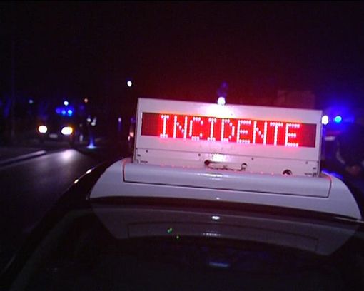 Sbanda e si ribalta in Autolaghi: un giovane ferito nella notte