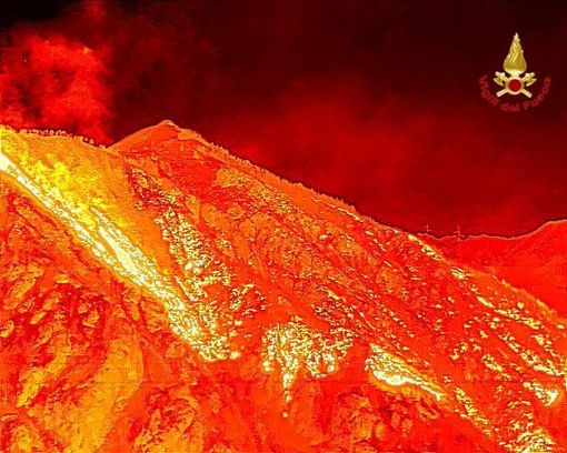 Il fronte dell'incendio ripreso dai droni con termocamera dei vigili del fuoco varesini