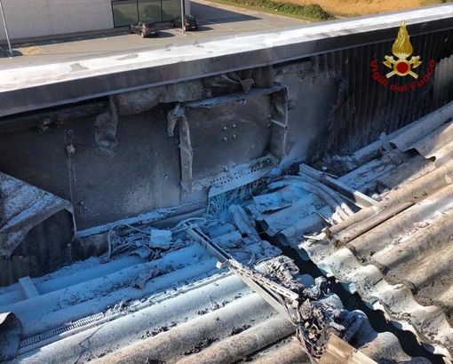 Mortara: in fiamme la centralina di un impianto fotovoltaico sul tetto di un capannone Mortara: in fiamme la centralina di un impianto fotovoltaico sul tetto di un capannone