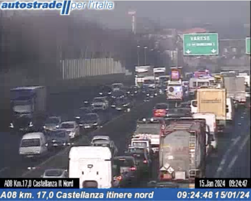 Le code in Autolaghi a causa dell'incidente di questo pomeriggio (foto dalla webcam di Autostrade per l'Italia)