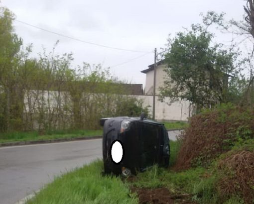 Robecco sul Naviglio: automobilista si ribalta alla discesa di Casterno