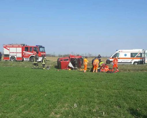 Inveruno: automobilista si ribalta nel campo Inveruno: automobilista si ribalta nel campo