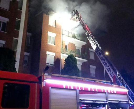 Bollate: incendio nella notte di Natale, devastato dalle fiamme un appartamento (VIDEO)