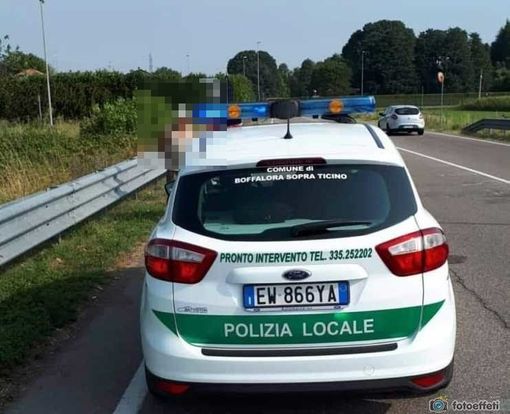 Ladro a Boffalora Ticino manda in frantumi il vetro di un’auto e arraffa la borsa all’interno