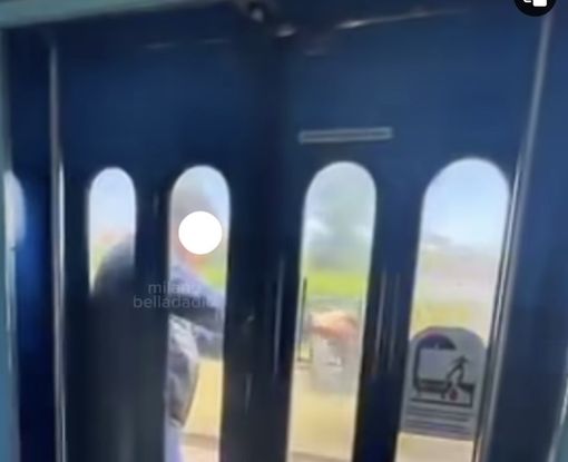 Aggrappato al treno in movimento per un selfie