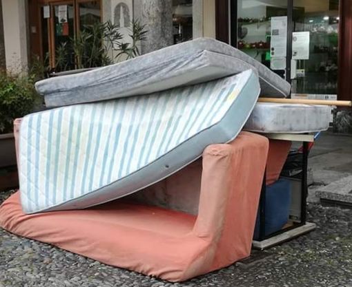 Vigevano: rifiuti accatastati in Piazza Ducale, sanzionato il trasgressore con l'ausilio della videosorveglianza