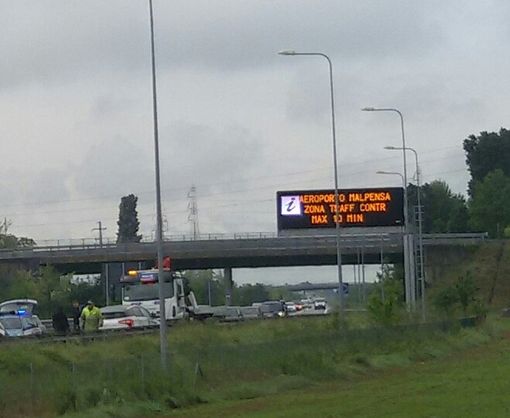 Magenta: tamponamento sulla Boffalora Malpensa, un veicolo prende fuoco Magenta: tamponamento sulla Boffalora Malpensa, un veicolo prende fuoco