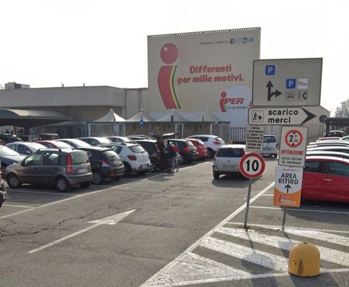 Magenta: tenta di uscire dall’Iper con merce non pagata e sferra un pugno alla guardia Magenta: tenta di uscire dall’Iper con merce non pagata e sferra un pugno alla guardia