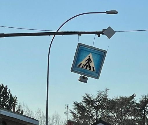 Magenta: pericolo a Pontenuovo, il vento stacca il cartello sopra le strisce pedonali. Subito intervenuta la Polizia locale