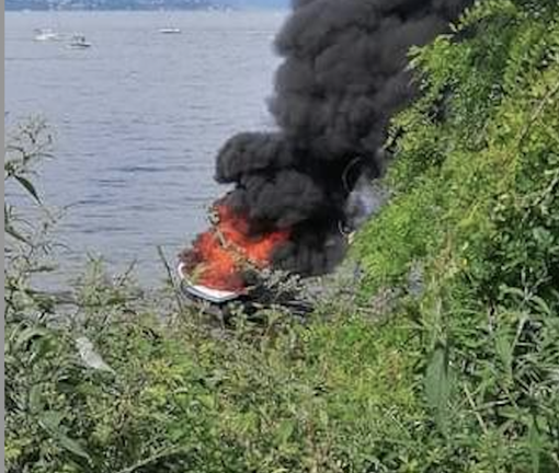 Motoscafo in fiamme sul lago Maggiore: intervengono i vigili del fuoco Motoscafo in fiamme sul lago Maggiore: intervengono i vigili del fuoco