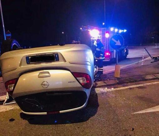 Auto ribaltata a Marcallo con Casone: tre ragazze coinvolte