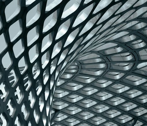 Il metallo che respira tra industria e nuove visioni architettoniche