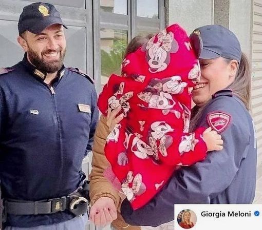 Poliziotti scortano papà che porta figlia in ospedale: salva Poliziotti scortano papà che porta figlia in ospedale: salva