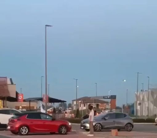 Nel fermo immagine l'istante in cui il ragazzo viene investito dall'auto Nel fermo immagine l'istante in cui il ragazzo viene investito dall'auto