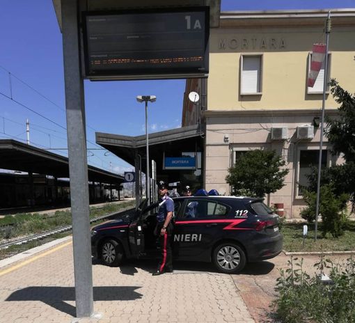 Mortara: ritardano la partenza di un treno mentre vanno al rave party, nei guai nove giovani Mortara: ritardano la partenza di un treno mentre vanno al rave party, nei guai nove giovani