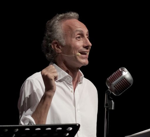 Vigevano: Marco Travaglio alla rassegna letteraria racconta i limiti e le differenze dell'informazione