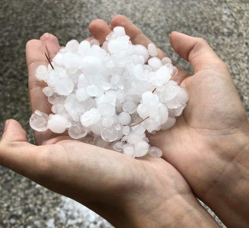 La grandine caduta a Sartirana questo pomeriggio La grandine caduta a Sartirana questo pomeriggio