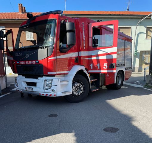 Marcallo: malore in casa, ragazzo imbragato e fatto uscire dal tetto sull’autoscala del Vigili del Fuoco