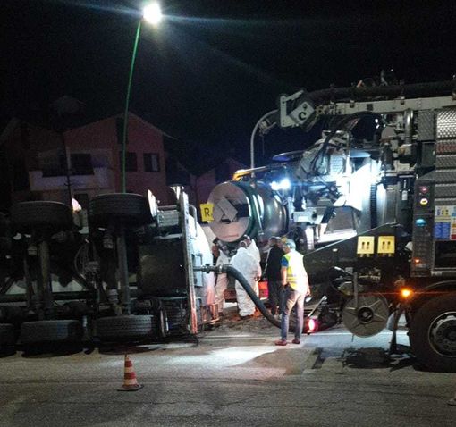 Mortara: autocisterna si ribalta sulla provinciale 596, Vigili del fuoco impegnati per alcune ore Mortara: autocisterna si ribalta sulla provinciale 596, Vigili del fuoco impegnati per alcune ore