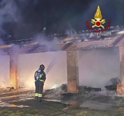 Dorno: incendio in un box di viale Libertà, sul posto due squadre di Vigili del fuoco