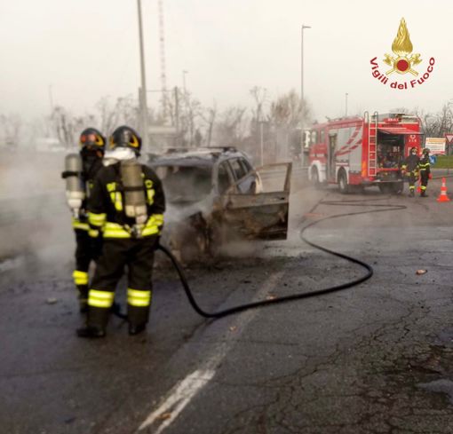 Siziano: auto distrutta dalle fiamme, intervento dei Vigili del fuoco