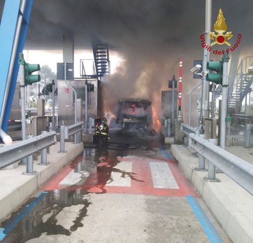Gropello: il video dell'intervento dei Vigili del fuoco al casello autostradale della Milano-Genova Gropello: il video dell'intervento dei Vigili del fuoco al casello autostradale della Milano-Genova