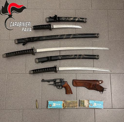 Pavia, i Carabinieri intervengono per lite tra vicini. Un denunciato per possesso illegale di armi Pavia, i Carabinieri intervengono per lite tra vicini. Un denunciato per possesso illegale di armi