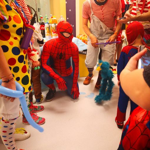 Pavia: carnevale in ospedale, Truck in maschera per i bambini ricoverati