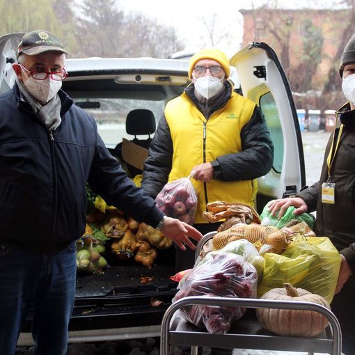 Covid, raccolti 4 quintali di cibo  con la “spesa sospesa” ai mercati Coldiretti